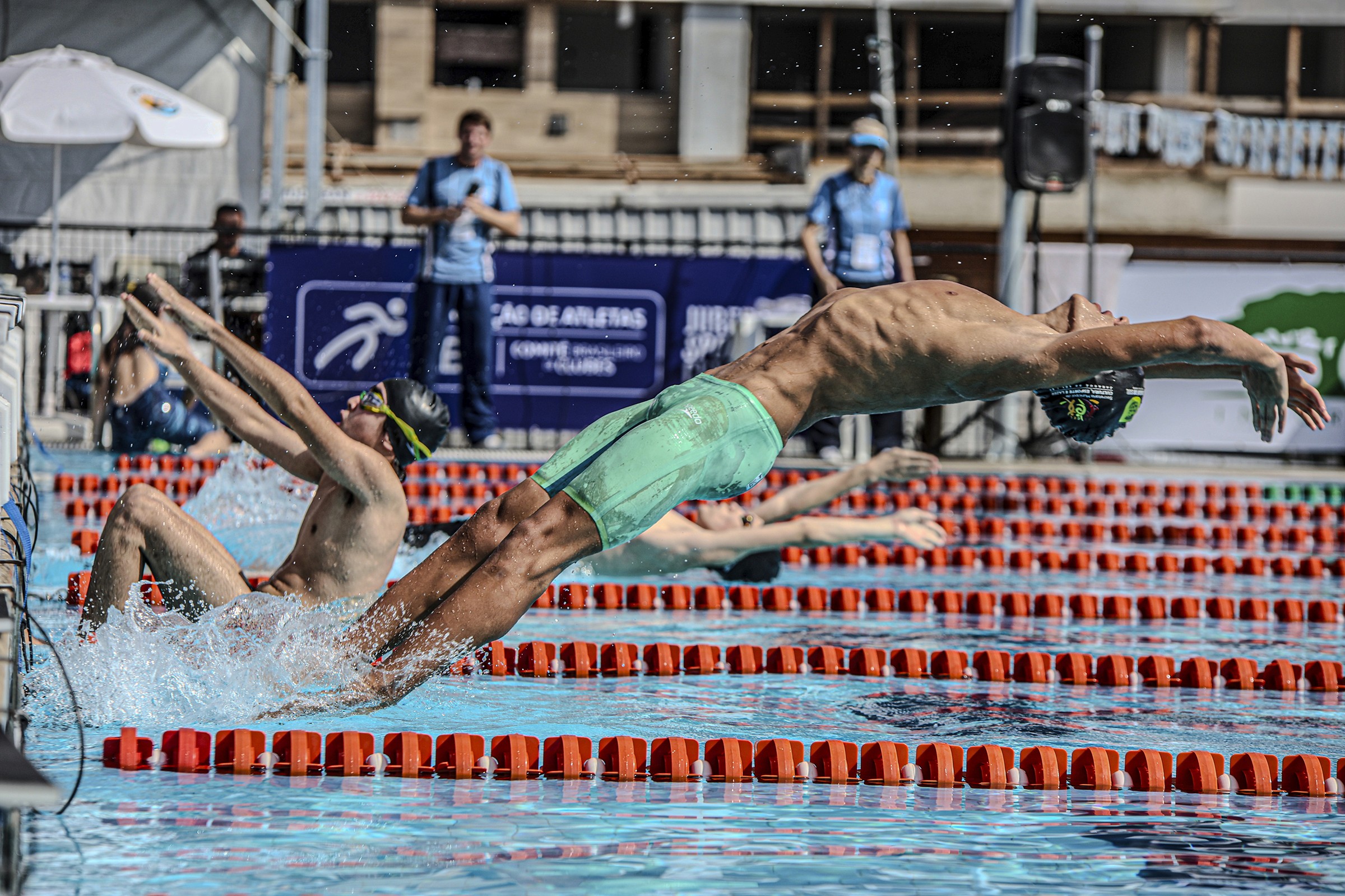 Nadadores mergulhando nas raias da piscina da Swim Floripa